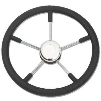 Un volante negro con radios cromados sobre un fondo blanco