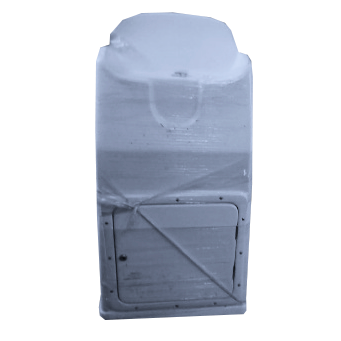 Un bote de basura blanco está envuelto en plástico y tiene una puerta.