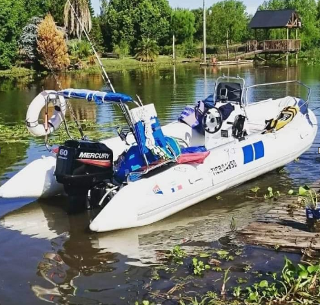Un barco con motor de mercurio está en el agua.