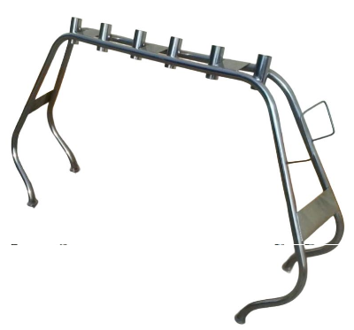 Un soporte para cañas de pescar de acero inoxidable sobre un fondo blanco