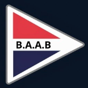 Un triángulo rojo, blanco y azul con las palabras baab en él.