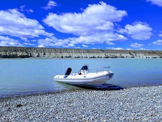Un barco blanco con rayas negras en el costado.