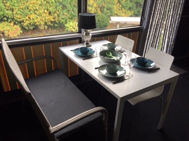 Eettafel in de stacaravan op camping de Krim op Texel