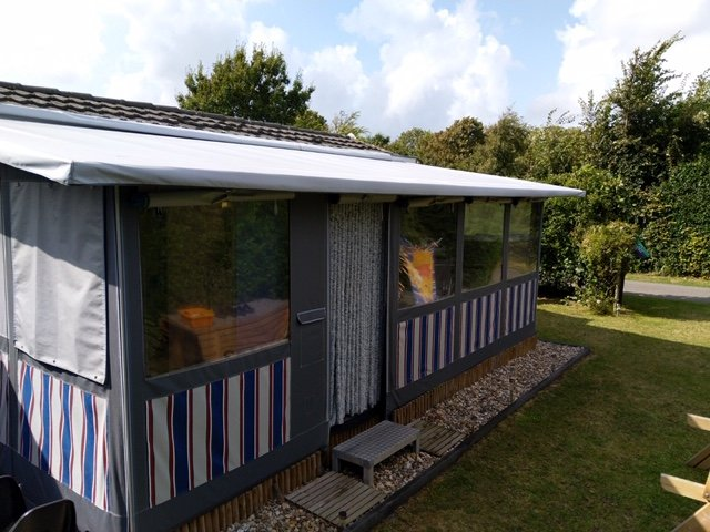 Voortent van de stacaravan op camping de Krim