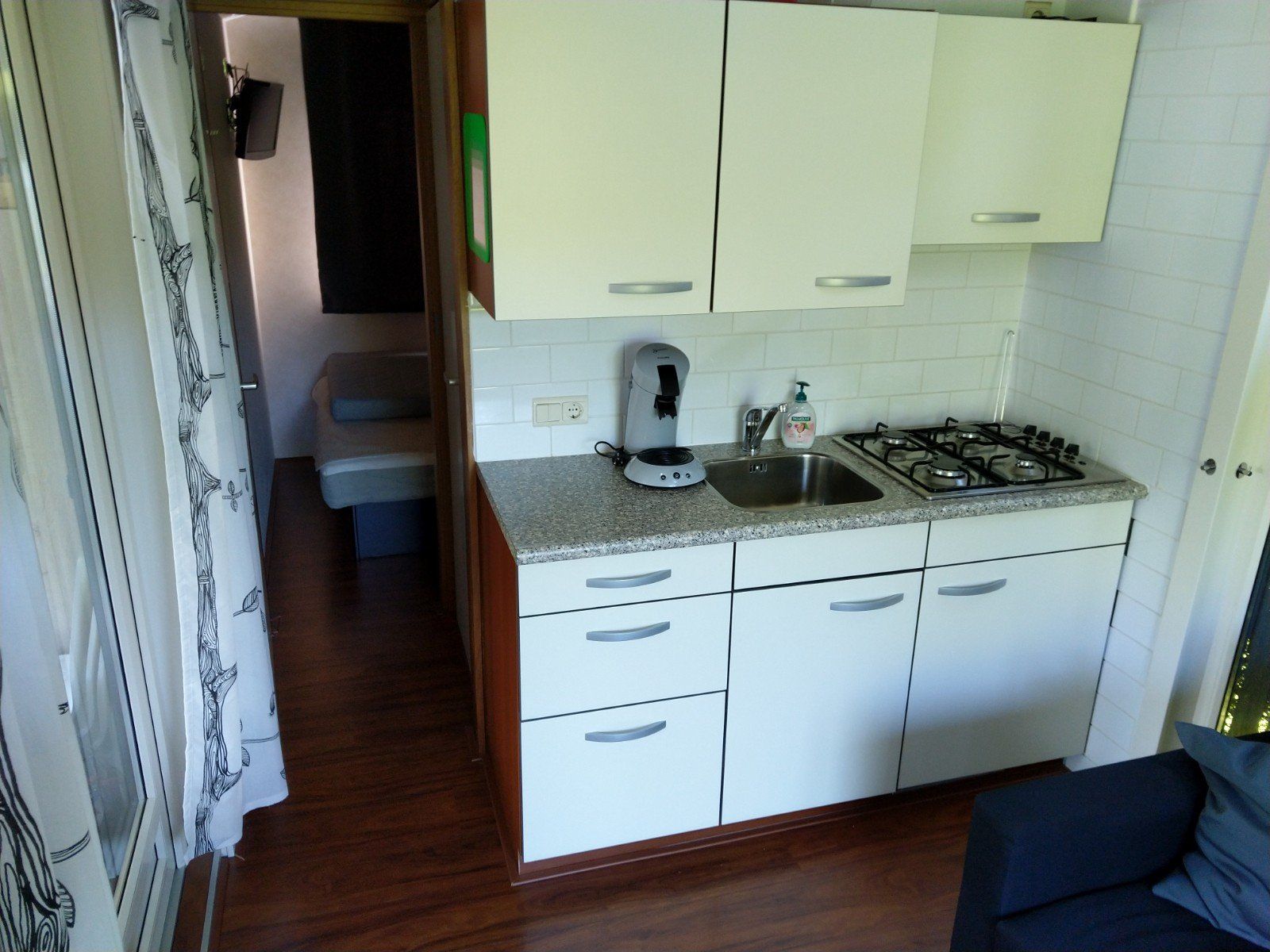 Keuken in de stacaravan op camping de Krim op Texel