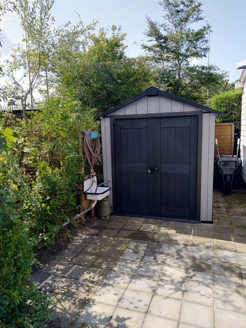 Schuur bij de stacaravan op camping de Krim op Texel