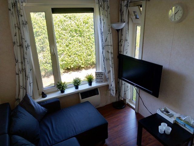 Woonkamer van de stacaravan op camping de Krim