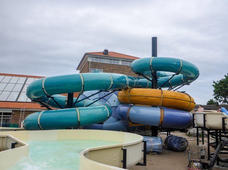 Glijbanen van het zwembad op camping de Krim, Texel