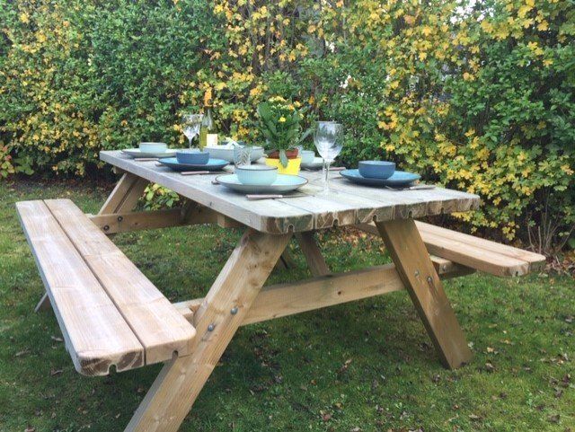 Picknicktafel bij de stacaravan op camping de Krim