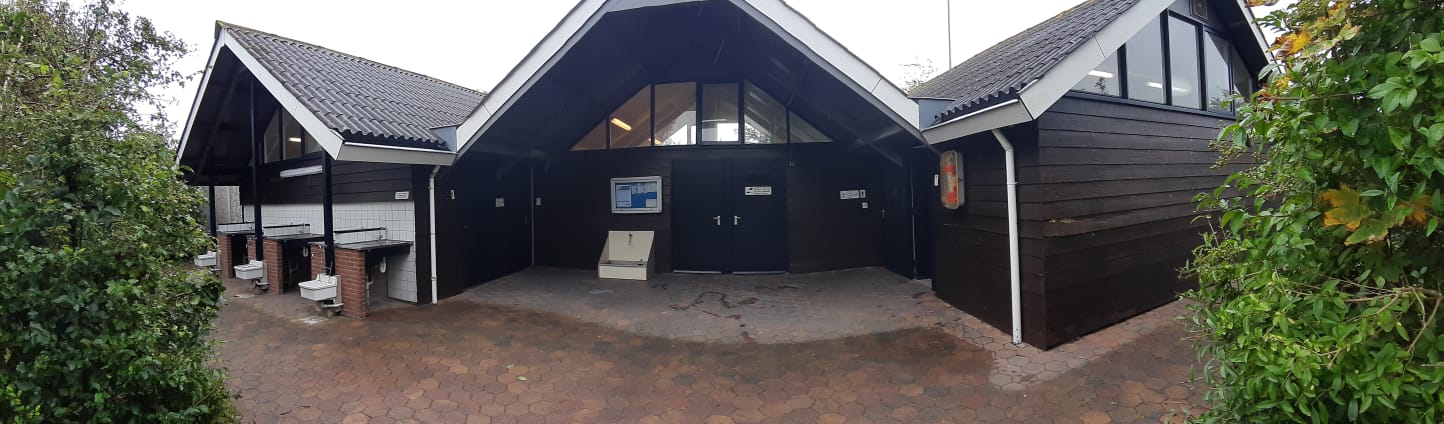 Sanitairgebouw vlakbij de stacaravan op camping de Krim op Texel