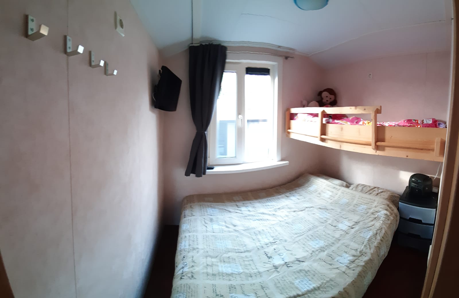 Slaapkamer in de stacaravan op camping de Krim