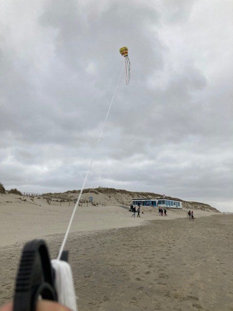 Vliegeren op het strand op Texel