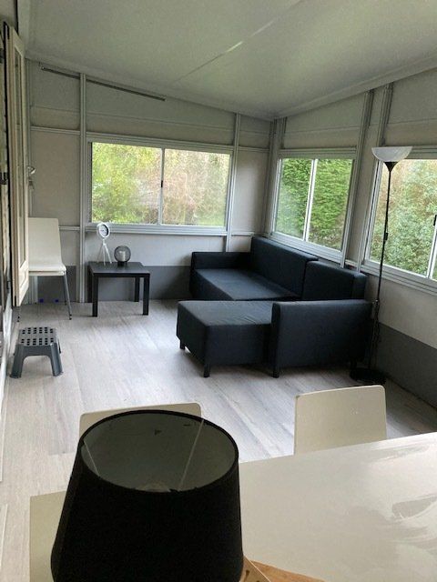 Woonkamer van de stacaravan op camping de Krim