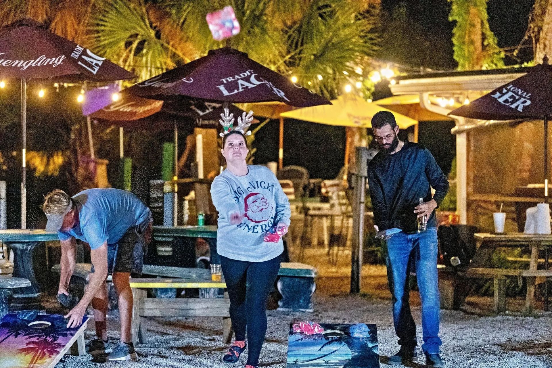 A group of people are standing in front of a restaurant.