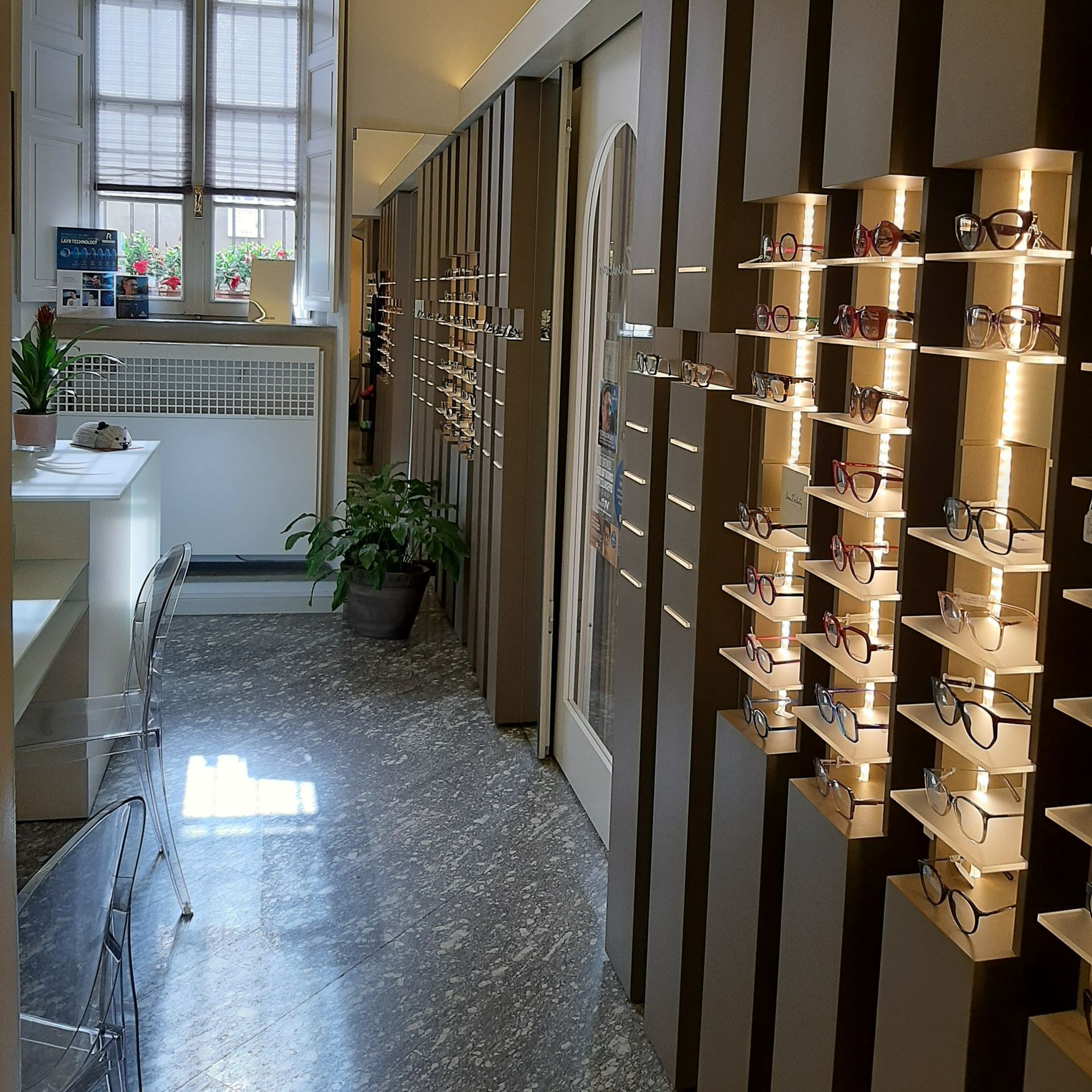 Un lungo corridoio pieno di tanti bicchieri sugli scaffali