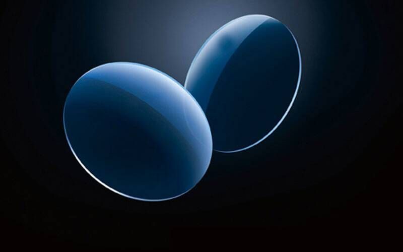 Su uno scaffale è allineata una fila di bicchieri