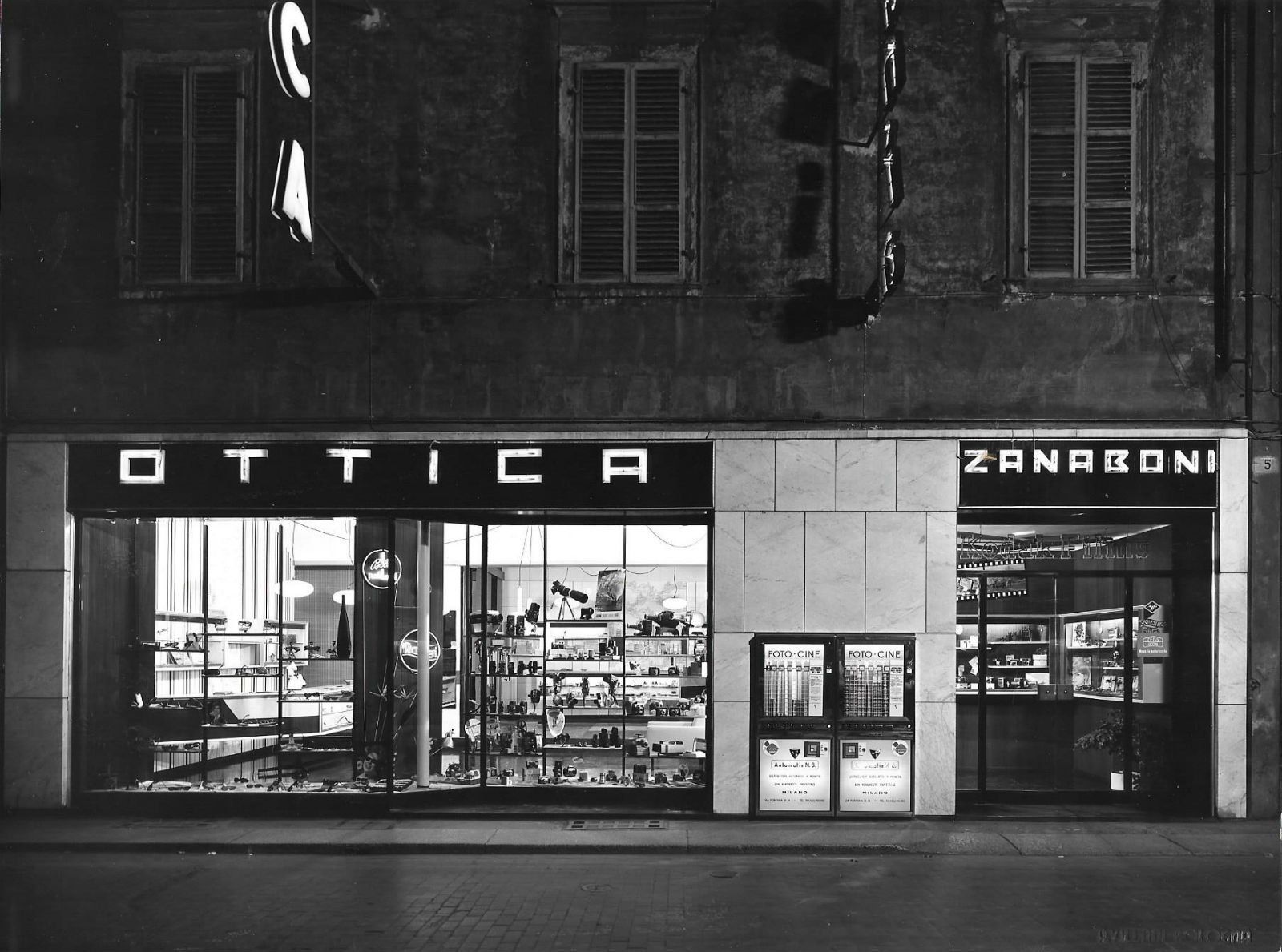 Una foto in bianco e nero di un negozio di ottica