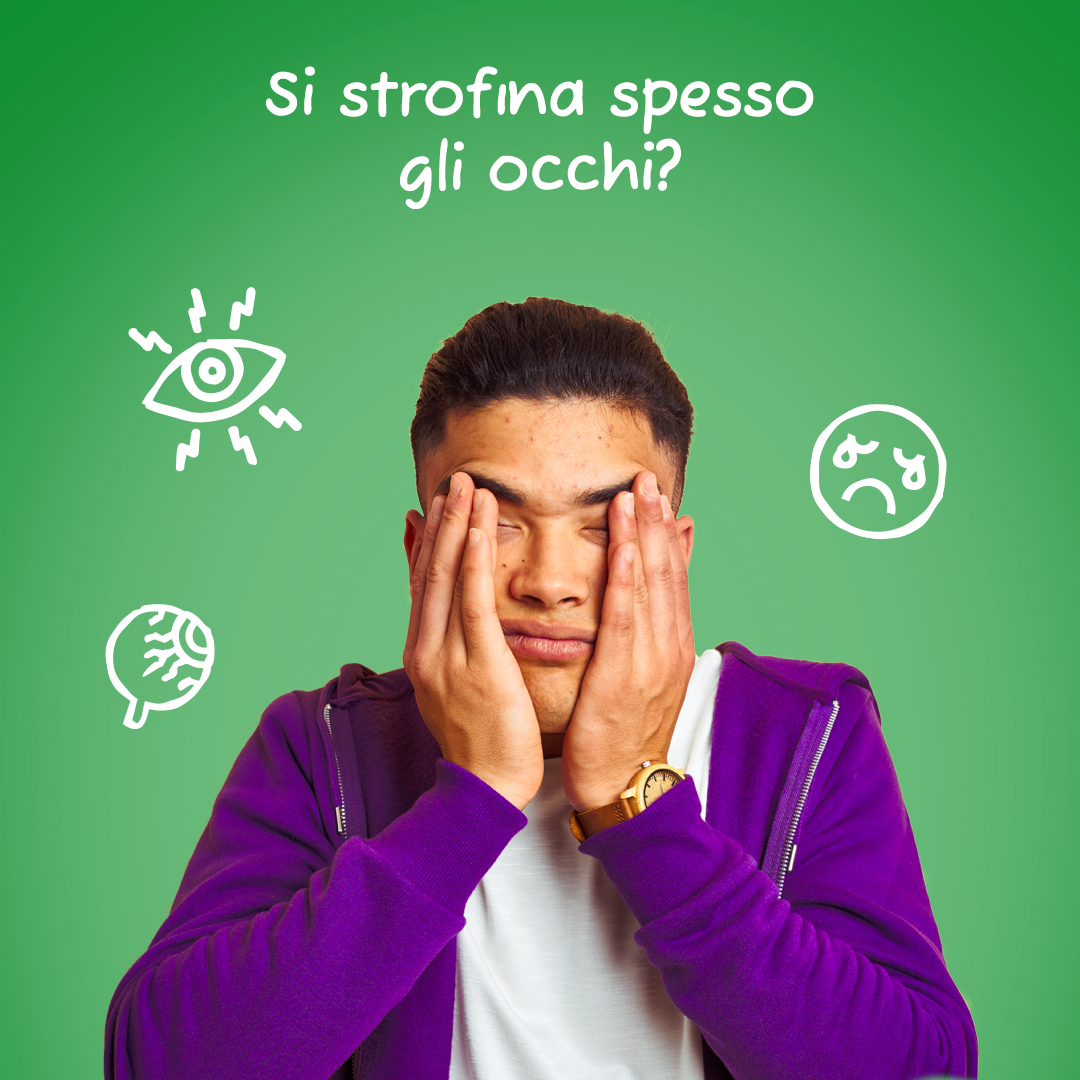 Un uomo con una giacca viola si copre il viso con le mani.