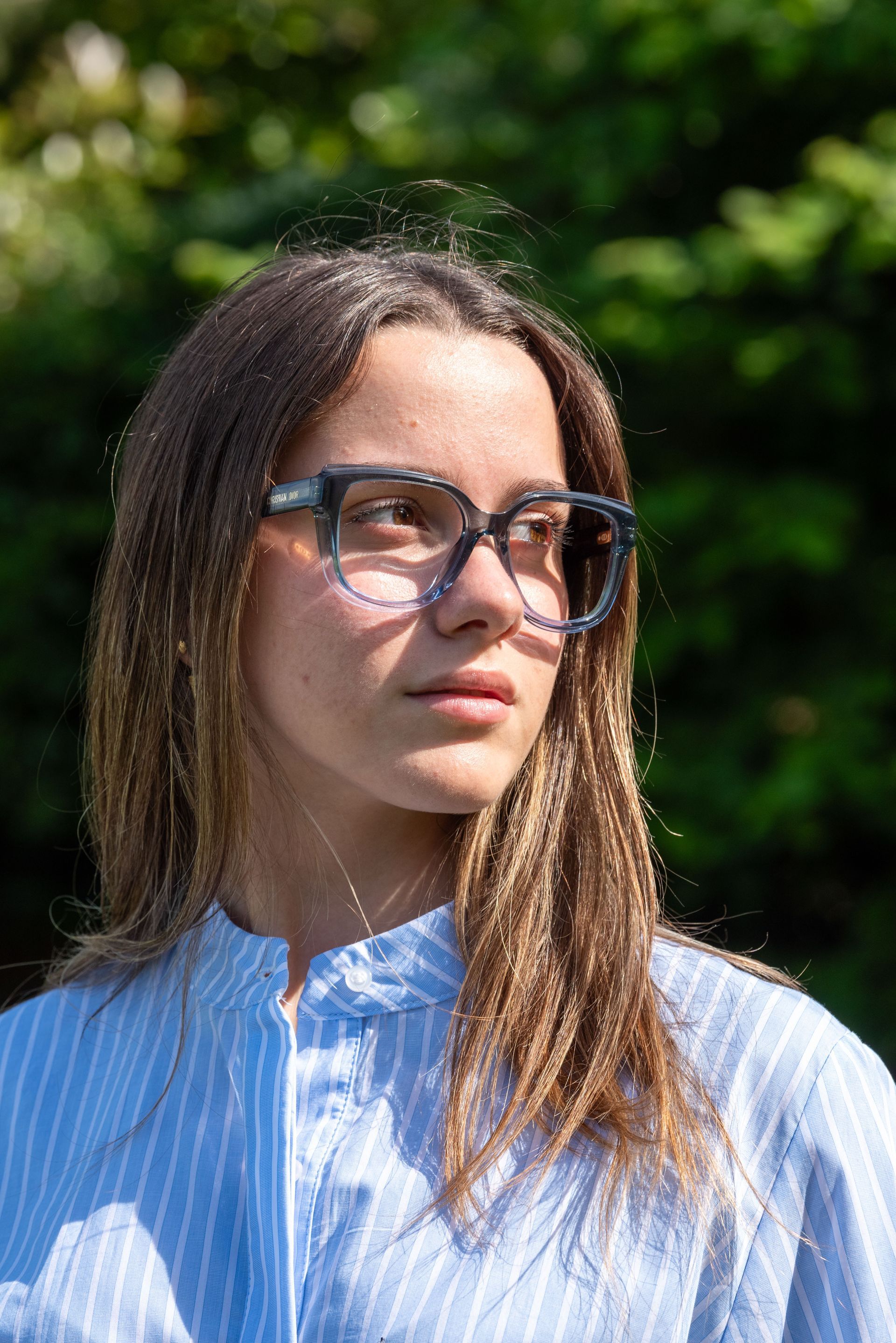 Un primo piano di una donna che indossa occhiali con montatura leopardata.