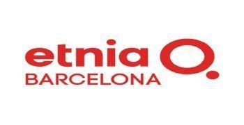 Il logo di etnia barcelona è rosso e bianco su sfondo bianco.