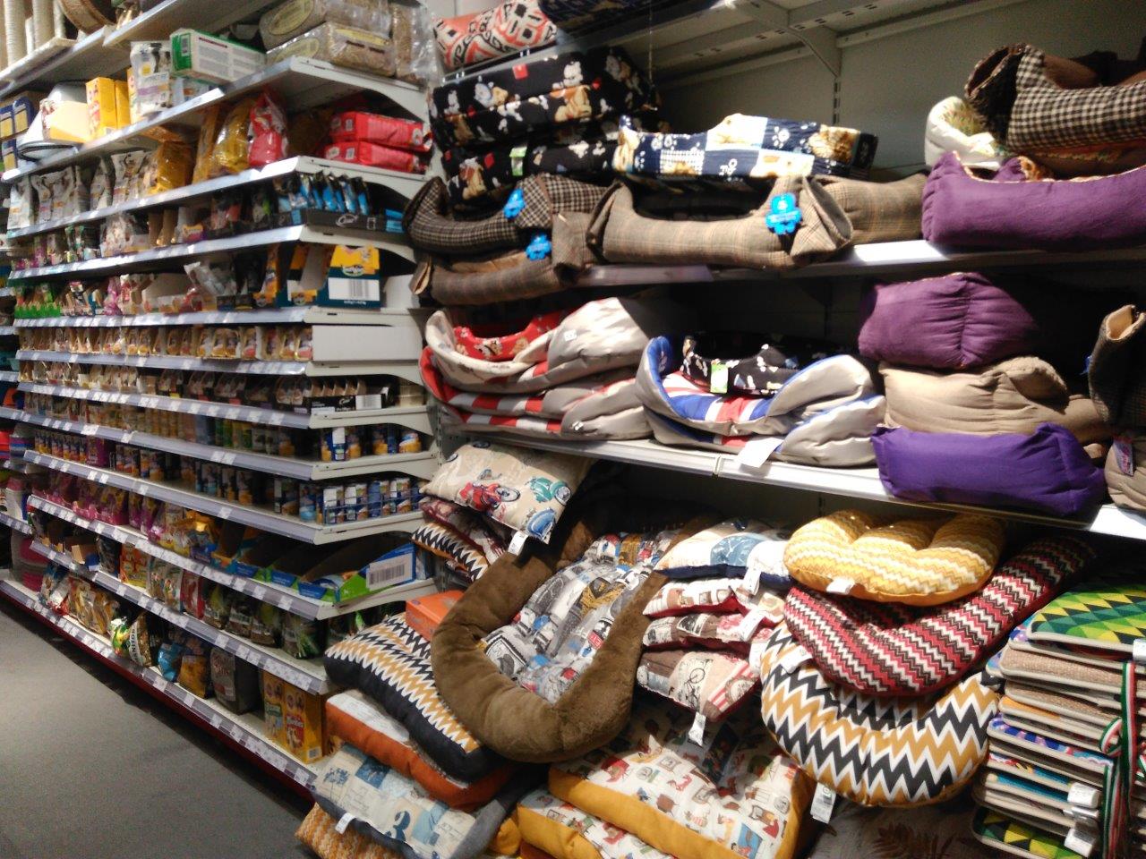 cuscini per cani e cibo per animali