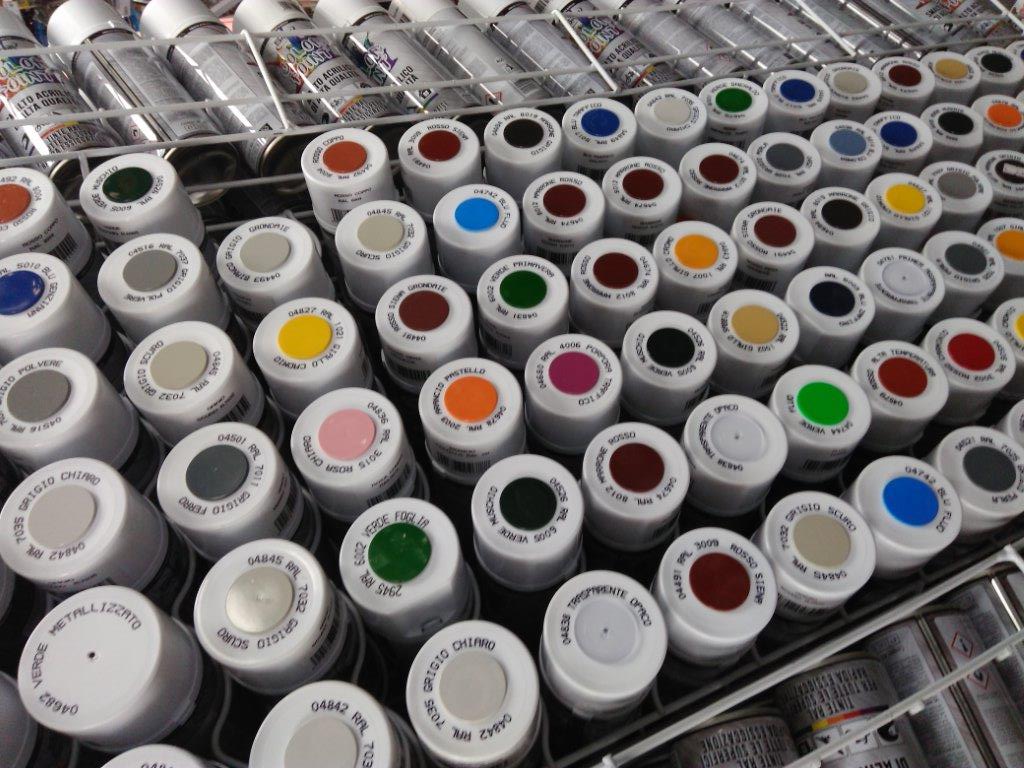 esposizione di vernici di vario colore