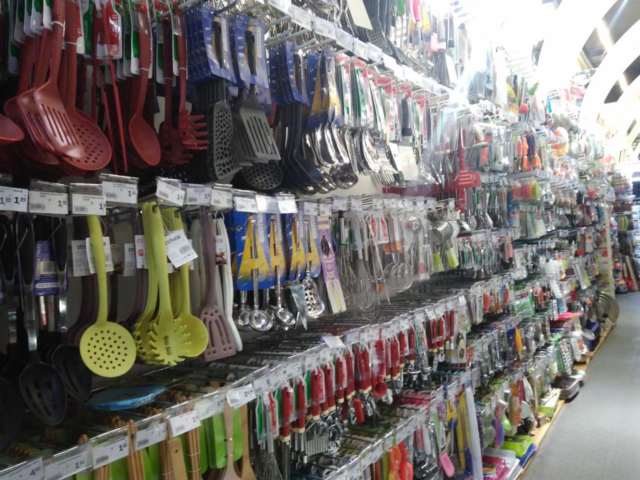 esposizione di diversi utensili da cucina