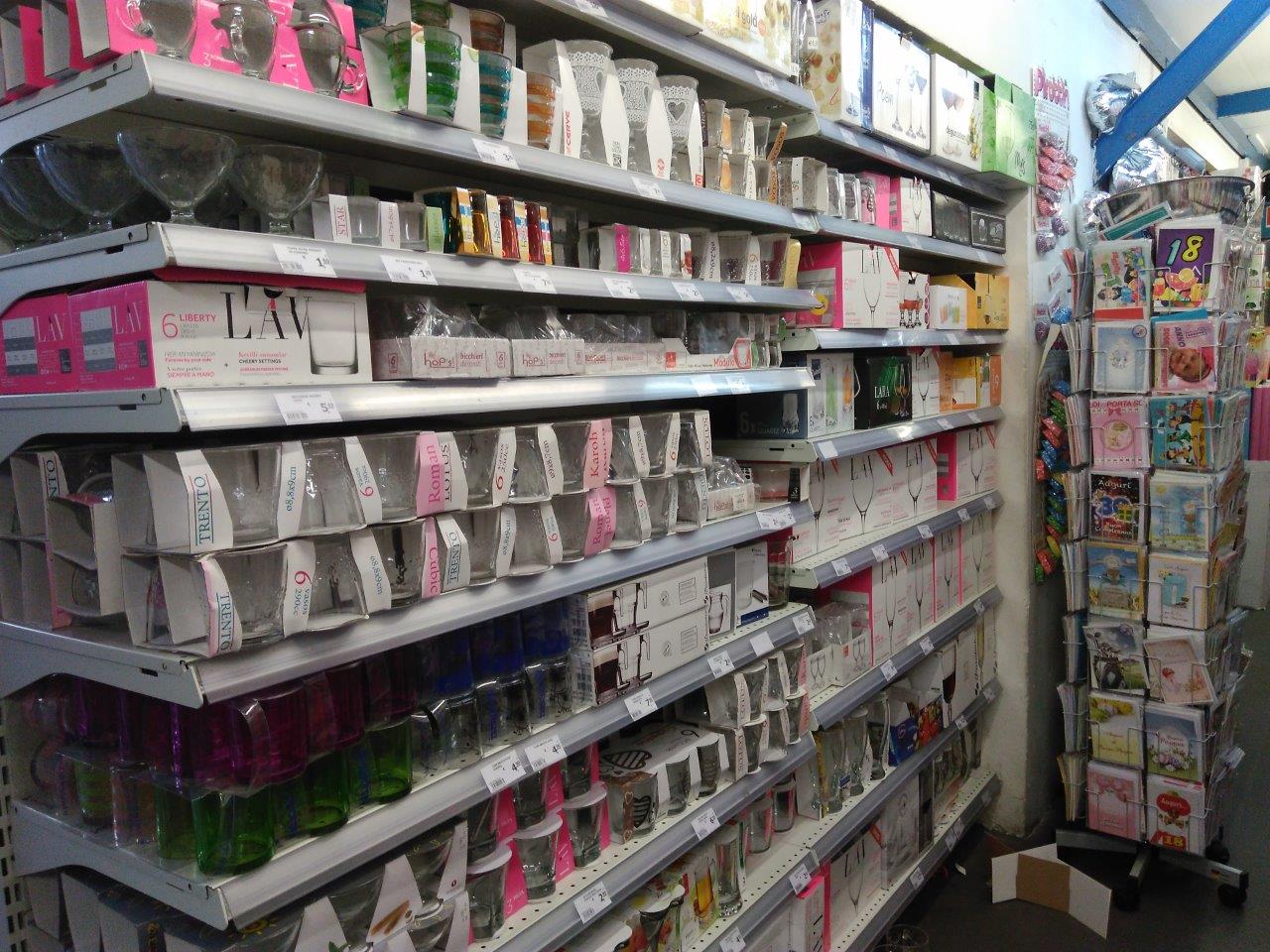 bicchieri per l'acqua e per il vino di vario colore e di diversa dimensione