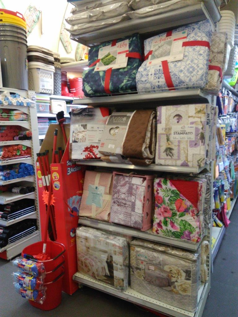 esposizione di copriletto fantasia di vario colore