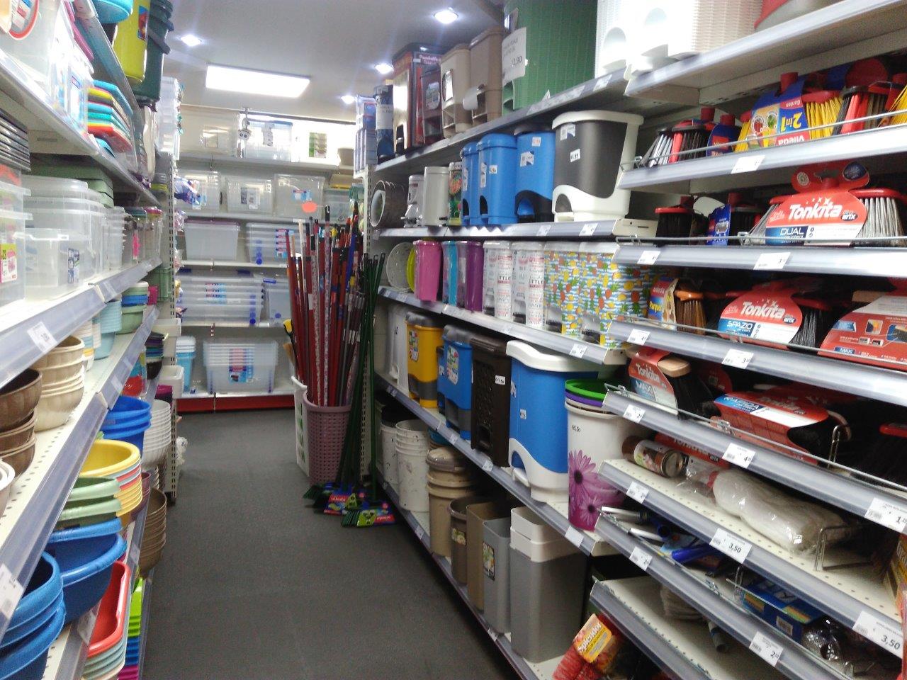 contenitori per la spazzatura di varia forma e di diverso colore