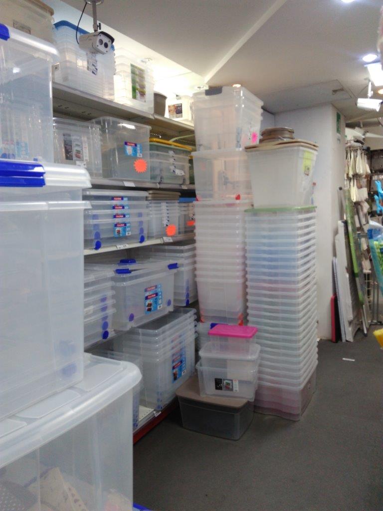 ampi contenitori in plastica di varia dimensione