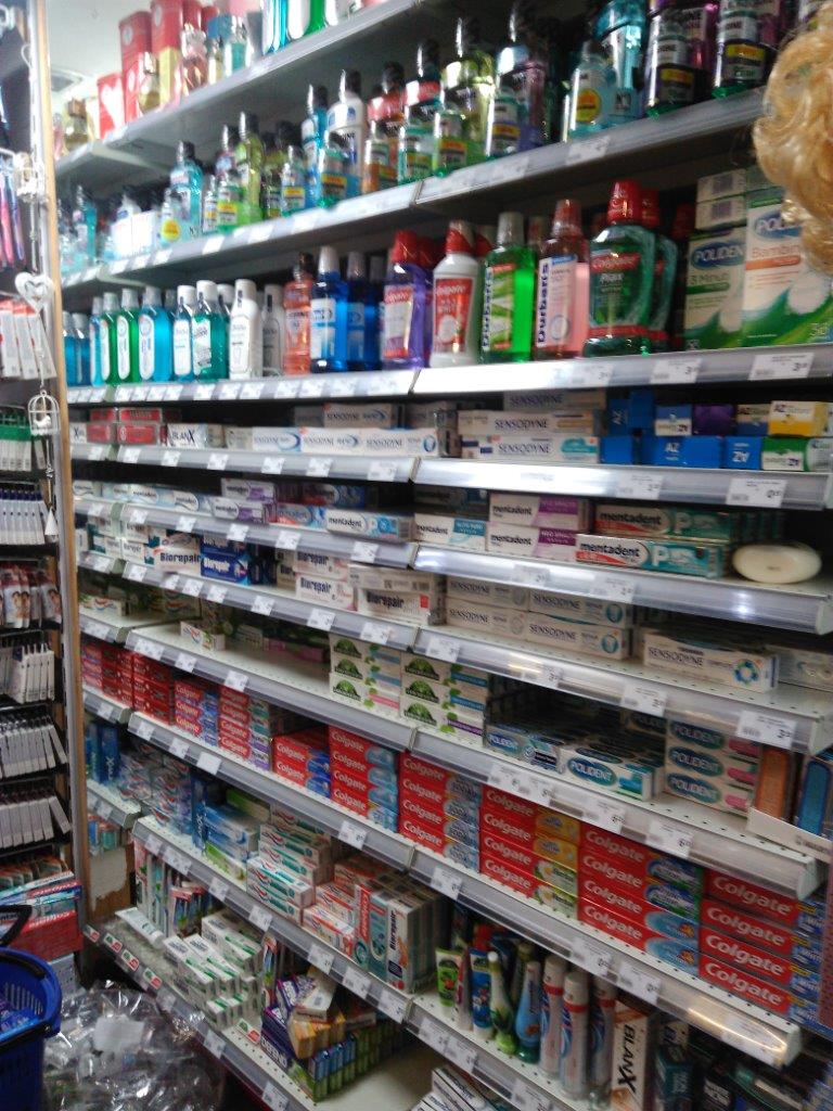 pettini, forbici e spazzole per capelli