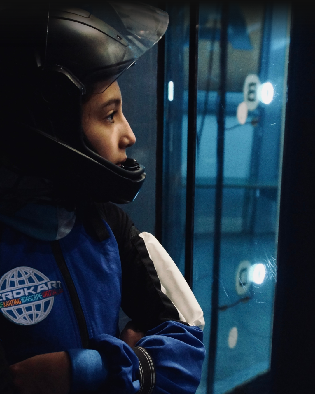 Une adolescente habillée en tenue de parachutisme avec un casque