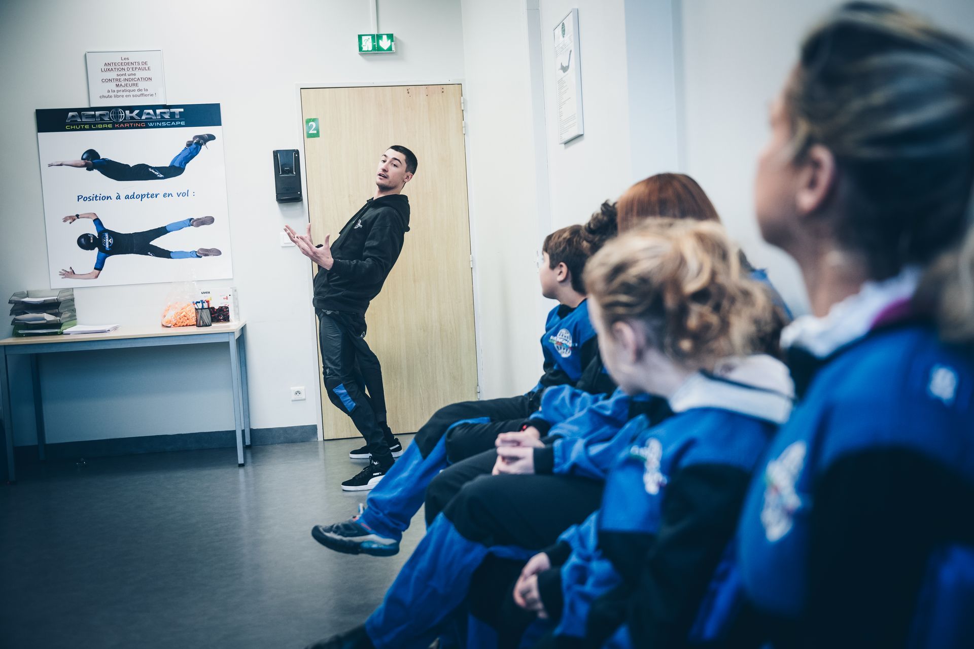 Un homme tient un enfant dans une soufflerie.
