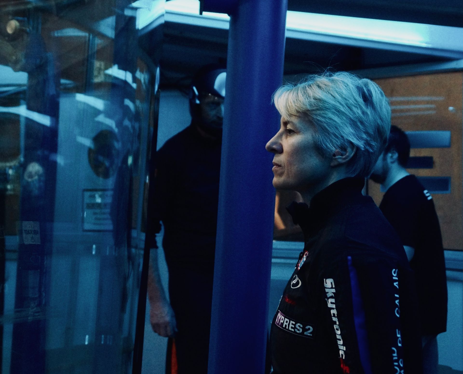 Une femme regardant quelque chose