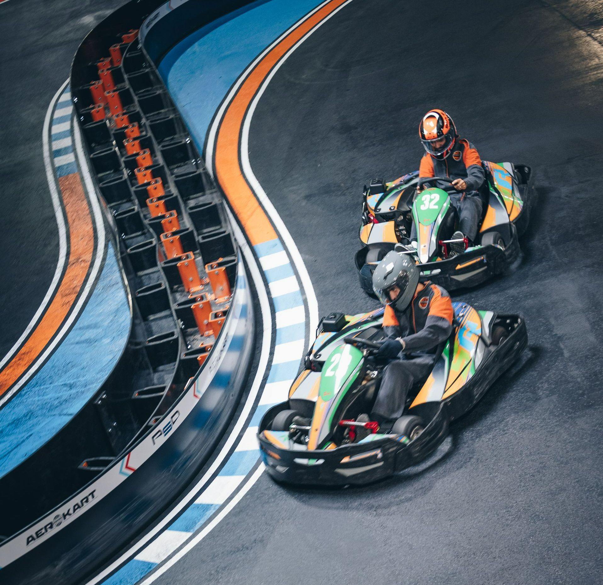 Un groupe de personnes font du kart sur une piste.