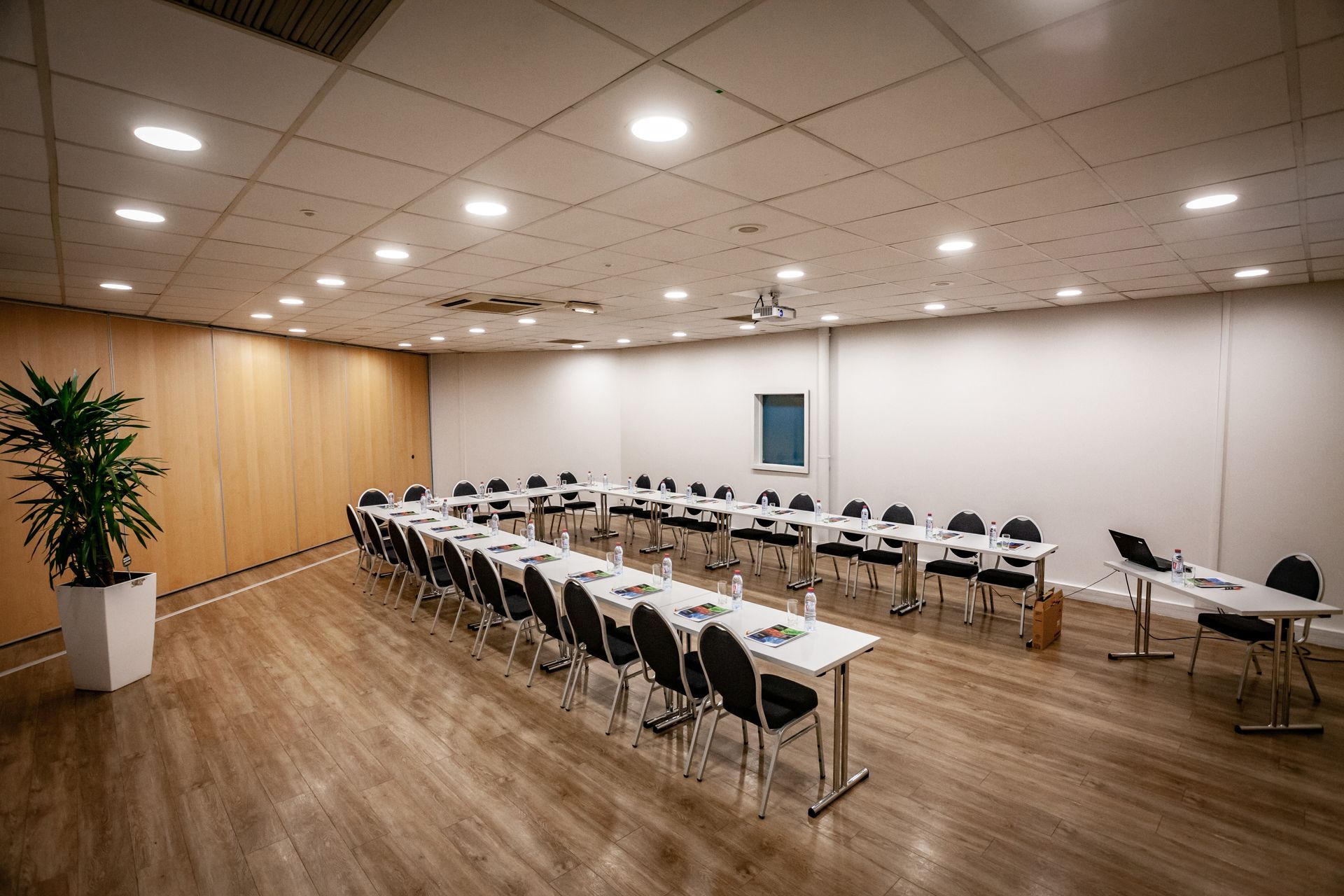 Salle privative aménagée pour un événement chez Aerokart Argenteuil