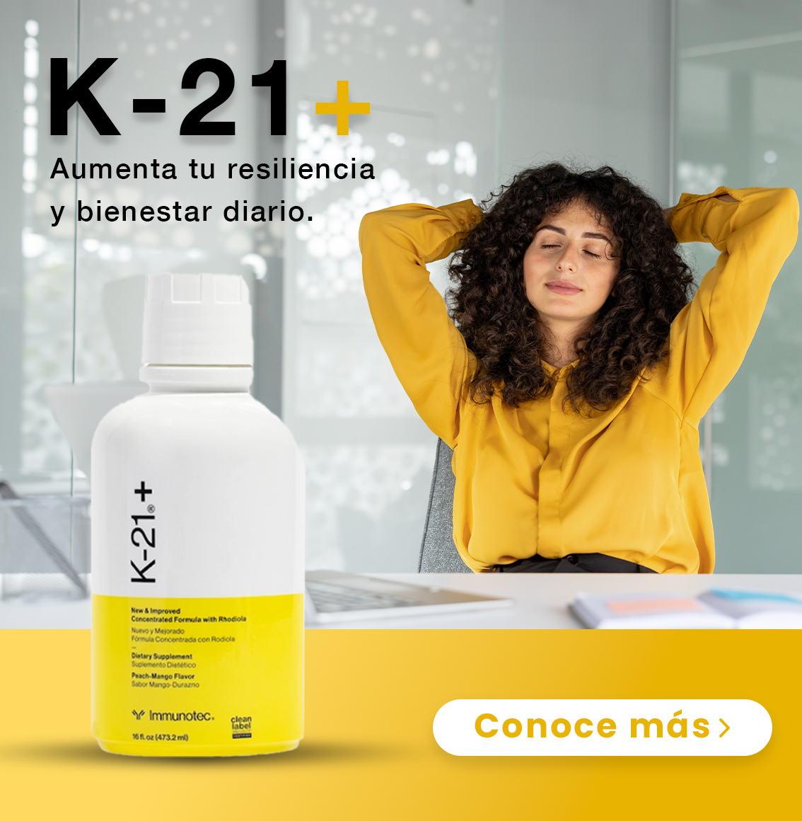 Botella de producto K-21+ con una mujer relajándose en un entorno de oficina el anuncio promueve el bienestar diario.