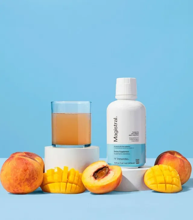 Botella blanca de complemento alimenticio “Magistral” con fondo azul claro.