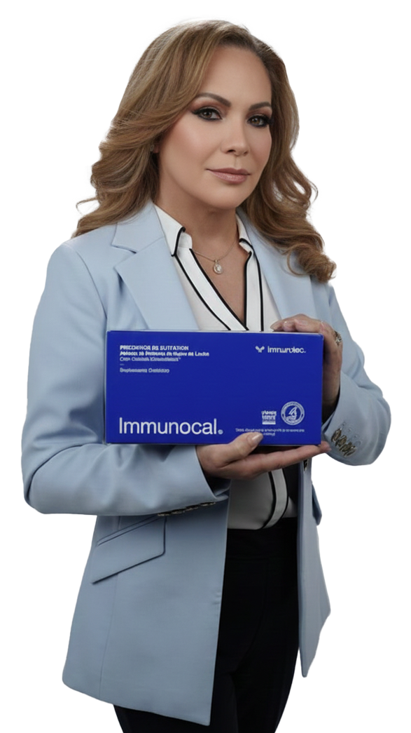 Una mujer sostiene una caja azul con la etiqueta Immunosa. Lleva un blazer y sonríe, sobre un fondo blanco.