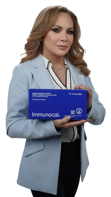Una mujer sostiene una caja azul con la etiqueta Immunosa. Lleva un blazer y sonríe, sobre un fondo blanco.