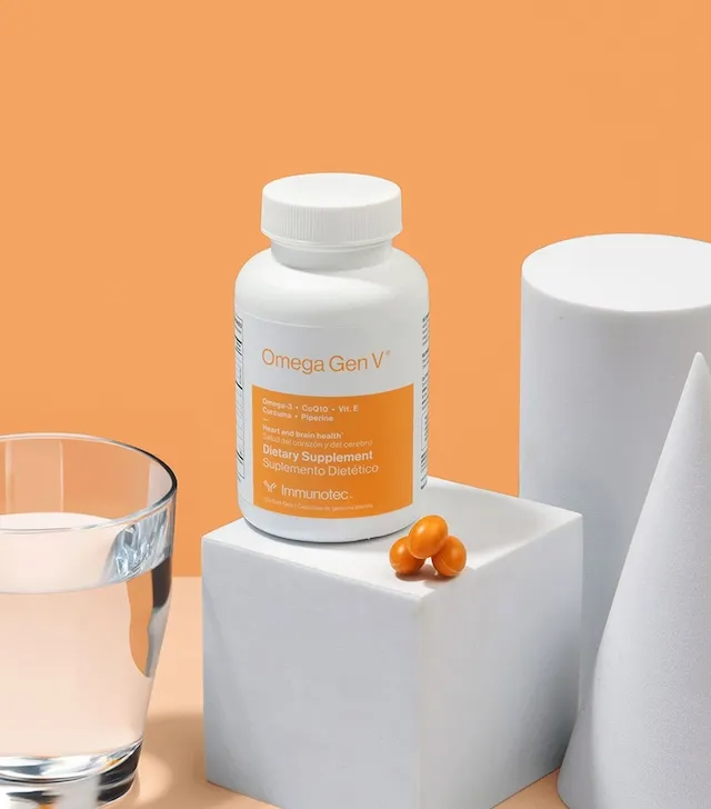 Botella blanca de suplementos Omega Gen V, etiqueta naranja, con tres cápsulas sobre un bloque blanco, fondo naranja.