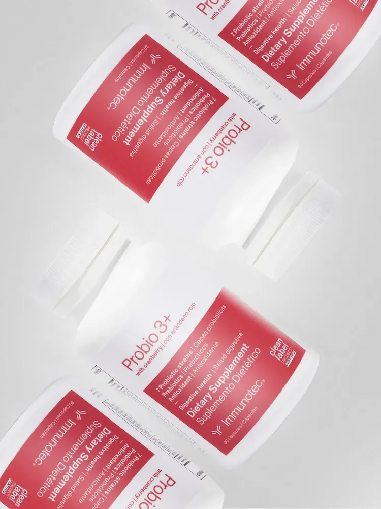 Cuatro botellas blancas de suplemento dietético 