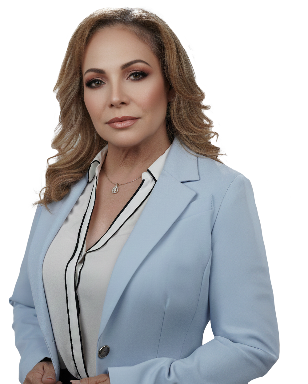 Mujer con blazer azul, camisa de rayas blancas, mirando hacia adelante con expresión seria.