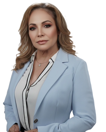 Mujer con blazer azul, camisa de rayas blancas, mirando hacia adelante con expresión seria.
