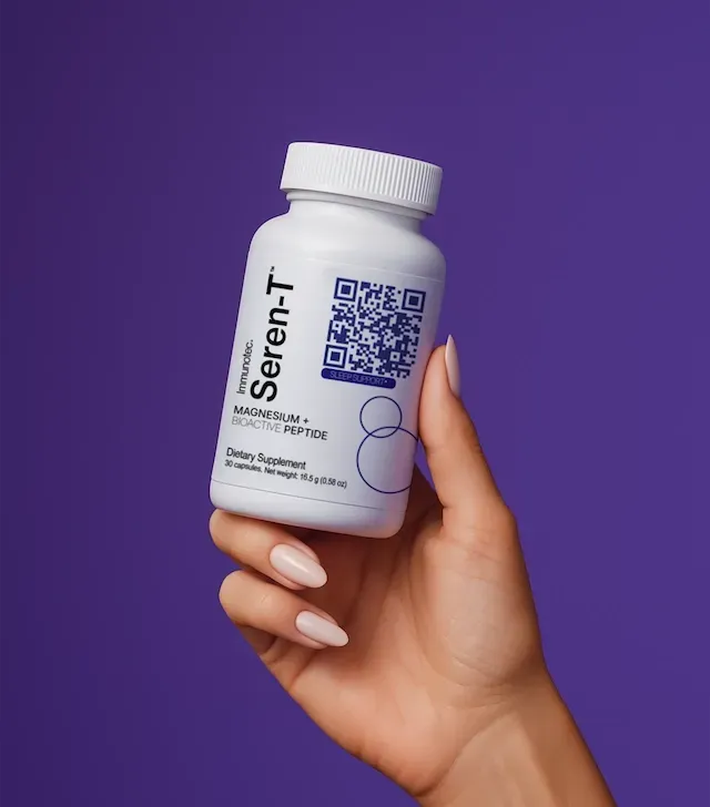 Mano sosteniendo una botella blanca de suplemento Seren-T sobre un fondo morado.