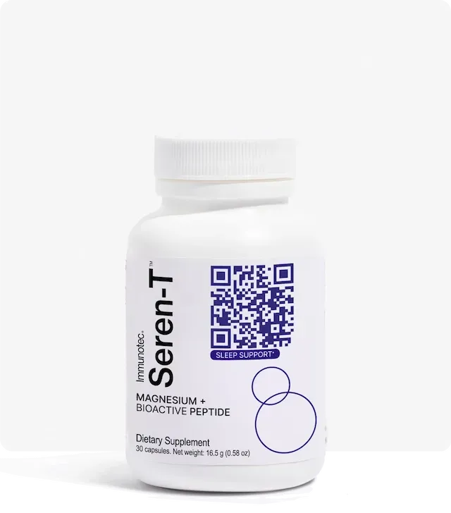 Mano sosteniendo una botella blanca de suplemento Seren-T sobre un fondo morado.