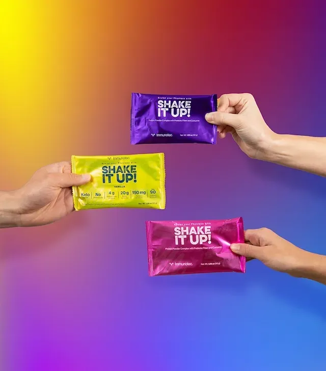 Caja morada de proteína keto en polvo ¡Agítalo!. Contiene sabor a chocolate, 20 g de proteína, 150 mg de algo y 90 calorías.