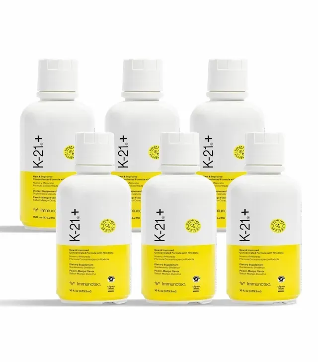 Seis botellas blancas con etiquetas amarillas y texto 