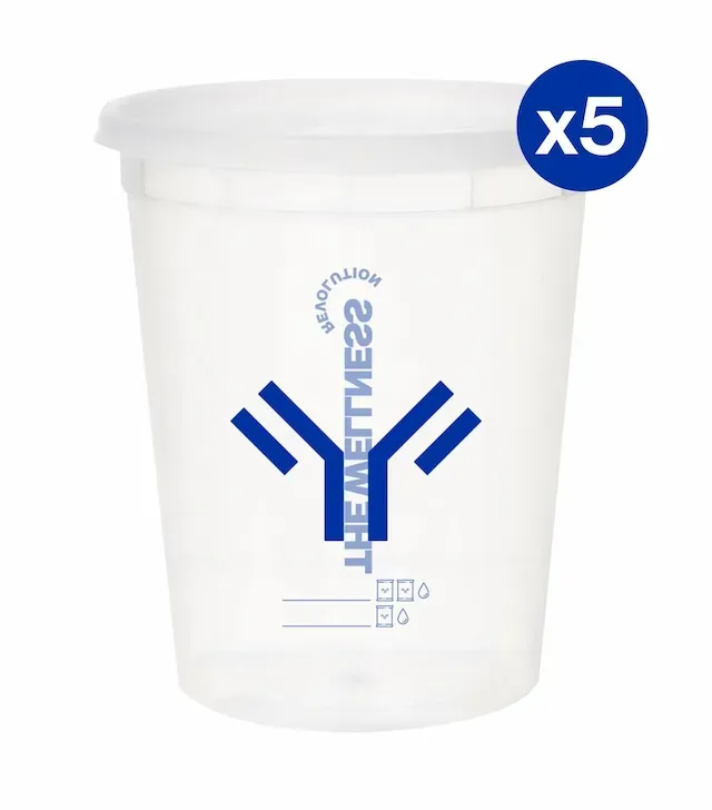 Cinco vasos de plástico transparente con tapa y un logotipo azul.